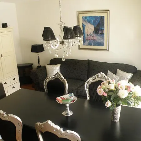 Seastar Apartment *